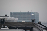 Vi tar et nytt bilde av KPMG-bygget, historien om bygget fikk dere tidligere. Men har dere sett hva som er oppe på taket?