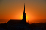 Akkurat når solen er bak Uranienborg kirke går det an å ta et bilde rett mot solen