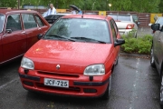 Trettiniende er en Renault Clio farge rød