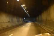 Den er 267 meter lang og var den første tunnelen som ble bygd på Store Ringvei