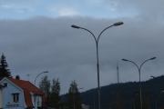 Nå har vi kjørt Trondheimsveien oppover og ser Røverkollen i det fjerne, du ser en fugl over lysmasten også, kanskje en ørn. TV-masta kaller vi by-gutta denne som står på Røverkollen