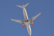 Morten 2 april 2018 - LN-RRU med to røde motorer, rett over Høyenhall. Det er SAS Scandinavian Airlines med sin Boeing 737-883 fra 2005
