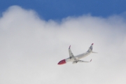 Morten 12 august 2018 - Kl. 17.49 Stort fly over Høyenhall, så tar vi Norwegian Air International med skyer i bakgrunnen. Den har en helt på halen. Jeg tror det er EI-FHZ som senere heter LN-DYM og har Jarl André Bjerke på halen