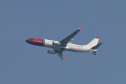 Morten 26 april 2019 - LN-NHA over Høyenhall, det er Norwegian Air Shuttle som kommer med sin Boeing 737-8JP fra 2014 og som het Carl von Linné til januar 2019