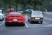 Vi parkerte ytterst og alene men så kom det en Ferrari og vi havna på Facebook i Årdal