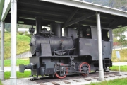 Det er et Budich-lokomotiv som ble heis opp fra fjorden i 1994 og en gjeng pensjonister restaurerte det som ble ferdig i 1999