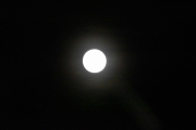 Jeg tar bilde av månen nå, i morgen er det måneformørkelse og da blir den borte