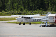 Men her er det noen som snart skal ta av, det er LN-NKF som er et Cessna 172R fra 2008 og eies av Notodden og Kongsberg Flyklubb