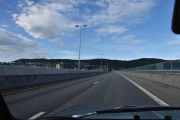 Nå kjører vi på Drammensbrua over Drammen, den ble bygd i 1973-1975 og er 1892 meter lang. Jeg husker før i tiden da vi måtte kjøre igjennom Drammen