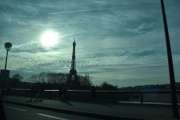Men nå dukker Eiffeltårnet opp med solen midt i trynet, men jeg må ta bilde da det er to jetfly der også