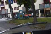 Det står en spennende bil foran Fauno Café Vinbar Pizzeria, kan det være en bil av italiensk merke?