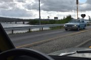 Men like før jeg skal kjøre over Mjøsbrua passerer jeg en veteran og vi hilser på hverandre. Selvfølgelig tok jeg bilde først, det er en Toyota Crown De Luxe 2.2 D fra 1980