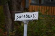 Da går vi forbi skiltet hvor det står Susebukta