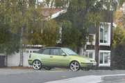 Vi tar Vestre Solørveg innover og ser en Volkswagen Golf- Cabriolet fra 1999. Den må få 9 år til på seg før den er veteran