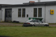 Vi passerer H. Lundes Autoverksted på Arneberg og her pleier det å være mange biler utenfor, men det står bare en der nå. Denne kunne sikkert også vært brukt til jordebil da den har stått der en stund