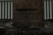 Nede står det "Reist af veiingeniörer 1875".