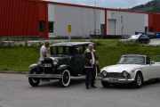 Kommer flere, to sjåfører med to gode biler. Fra venstre, Ford A fra 1931 og den til høyre Triumph TR5 PI fra 1968