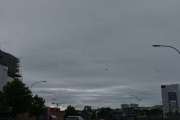 Et helikopter er over oss i det vi kjører inn i Trondheim sentrum