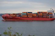 Gressholmen - Ser at mange av kontainerne er fra Hapag-Lloyd AG som er et tysk transport- og logistikkselskap med sete i Hamburg.