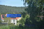 Nå har vi Österdalälven under oss som er ei elv i Dalarna i Sverige. Den er rundt 300 km lang og har to tilløpselver; Storån og Sörälven, som renner sammen ved byen Idre og danner Österdalälven.