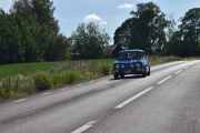 Nå er vi i Renault land, en blå Renault 8 Gordini fra 1968 mot oss og selvfølgelig hilser han oss velkommen