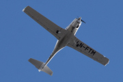 3 april 2020 - Småfly over Høyenhall, snakker om presisjonsflyvning, men så er den utstyrt med Garmin G1000, Integrert Autopilot GFC 700 og traffic advisory. Slå den :-)