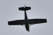 Morten 13 juni 2021 - LN-MTH kommer igjen over Høyenhall, Cessna 172N Skyhawk fra Skøyen prøver seg på en annen vinkel, men jeg er der