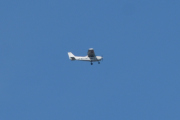 Morten 5 juni 2021 - LN-MTT over Høyenhall, det er Rygge Flyklubb som kommer med sitt Cessna 172M SkyHawk. Dem vet nok ikke helt hvor jeg bor og det er litt for langt unna meg
