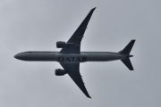 Morten 28 august 2020 - A7-BAZ over Høyenhall, det er et Boeing 777-3DZ(ER) som Qatar Airways eier