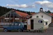 Fredag - En svenske ankommer også i sin Renault 4 med sin campingvogn, vi skal ta en titt på den senere