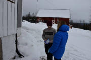 Men så etter att vi har ventet på at de to barnevognene kom fram har vi endelig rukket fram til bursdagsbarnet og fått overrakt presangen