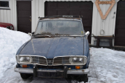 Men hva er det første som møter oss når vi kjører inn? En nyinnkjøpt Renault 16 som har stått inne på en låve i mange - mange år. Plusset er at den bare har hatt en eier!
