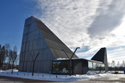 Vi må en liten tur innom Våler og her ser vi nye Våler kirke som brant for en del år siden