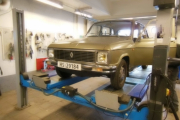Martin tok styringa med kamera og dokumenterte at bilen hadde et reservehjul felg som var penere en det som satt foran på rattsiden