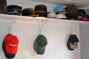 Og en hattesamling i tilfelle