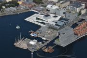 Her renner den ut i Oslofjorden rett utenfor Operaen, ved den såkalte "Sukkerbiten", men vi skal ta oss en tur ditt også litt senere