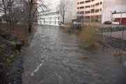 Nå står jeg på Sundtbroa og ser nedover Akerselva mot Høyskolen Kristiania | Campus Fjerdingen i Chr. Krohgs gate 32