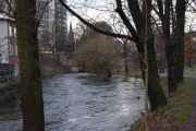 Vi går videre oppover mot Nybrua og som dere ser er vannføringen i Akerselva stor nå