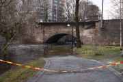 Her ser vi Nybrua som ble bygget i 1827 og det er Trondheimsveien som går over her. Nybrua er senere utvidet og forsterket for å tåle trikk og moderne biltrafikk, men deler av den originale brua er fortsatt synlig