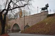Her ser vi Ankerbrua som først ble bygget i 1874, men den vi ser nå er fra 1926 med drammensgranitt fra Røyken. Eventyrskulpturene vi ser gjør at brua også blir kalt Eventyrbrua