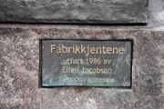 Her er skiltet som er på skulpturen "De fire fabrikkjentene"