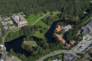 Området vi flyr over nå blir kalt Frysja og vi ser Kjelsåsdammen under oss. Jeg skal også gå her nede med kamera så det vil komme flere bilder etter hvert