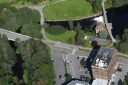 Til venstre har vi Kjelsåsveibrua hvor elva svinger 90 grader, så har vi Nedre Brekke bru som ble bygd i 1930 og til slutt Brekkefossen med sin Øvre Brekke bru