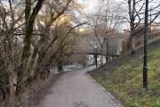 Vi går under Sannerbrua og oppover langs Mølleparken, der framme ser vi også en bru