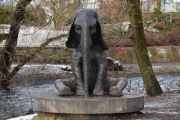 Men hvorfor sitter det en Elefant her? Jo svaret er at det minnes Vøyens gamle vanninntak som lå her og istedenfor vannrør fra 1600-tallet tenker man på snabelen til elefanten Rør-snabel...
