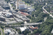 Rett der nede ser vi Nydalsbrua som er Akerselvas lengste bru med et spenn på 140 meter. Den ble ferdig i 1955 og reparert i 1986