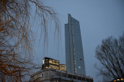 Oslo Plaza sett fra Akerselva om vinteren