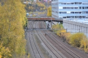 Nå ser vi sørover og elven svinger under jernbanen og renner under Teppeabo som ligger til høyre for oss