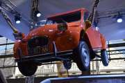 Retromobile 2020 - Det er så mange folk her at det nesten blir vanskelig å ta bilder. Vi holder oss oppe i luften, det var en god ide