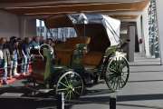 Retromobile 2020 - Oi - hvordan skal vi klare å ta bilder bortover her med sollys den ene veien og fult av folk på den andre kanten. Det står Präsident på siden av denne gamle bilen
